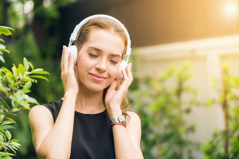 Enjoying Summer with a Headset: The Ultimate Guide to Maximizing Your Listening Experience